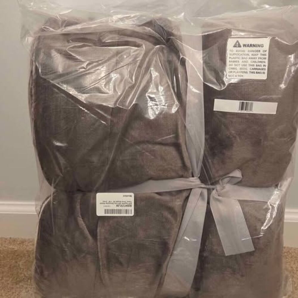 Reversible sherpa fleece throw blanket, 60" × 80" - Picture 3 of 4